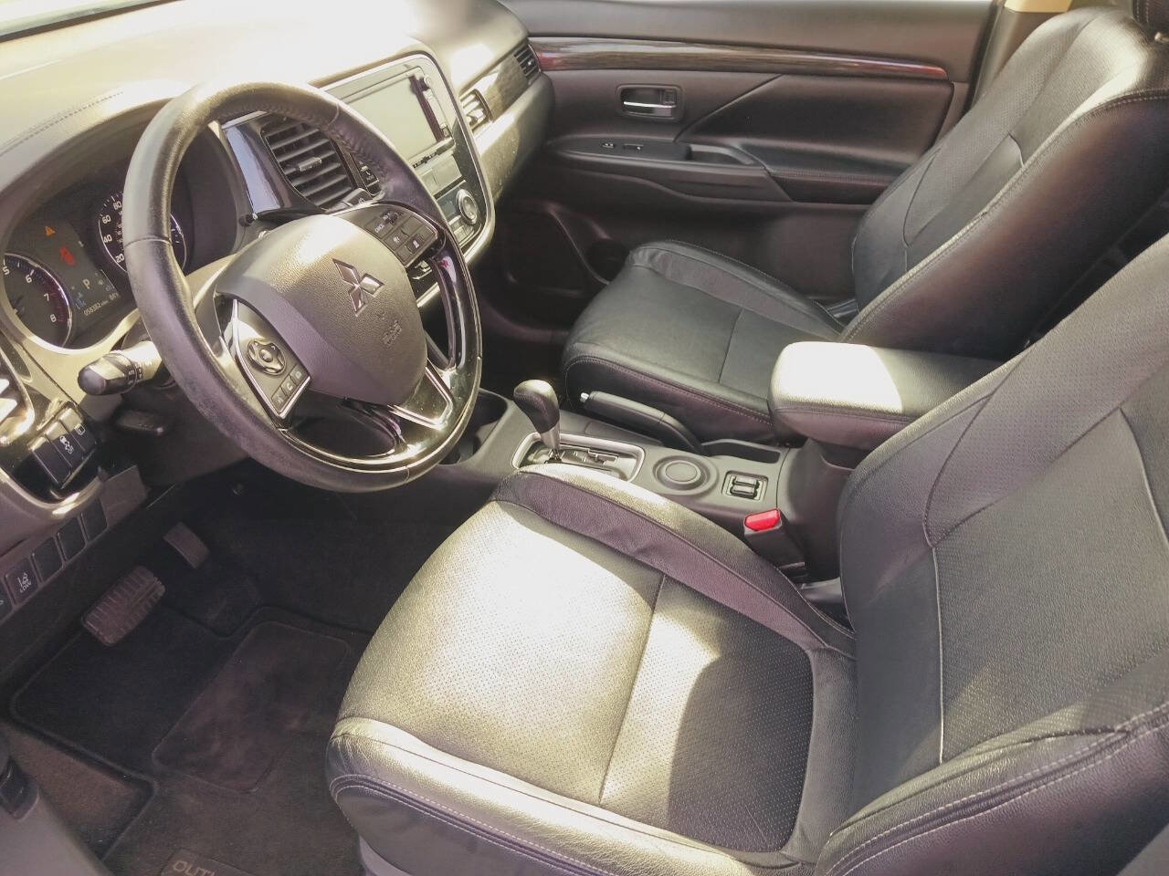 Used 2016 Mitsubishi Outlander SEL image 2