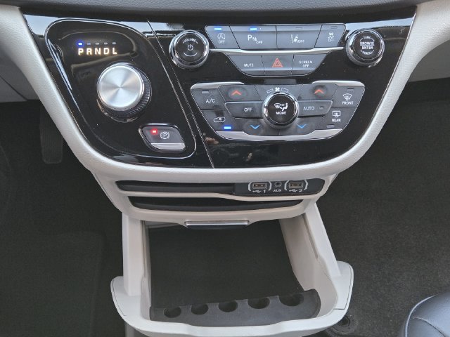 Certified 2024 Chrysler Pacifica Touring-L FWD image 19