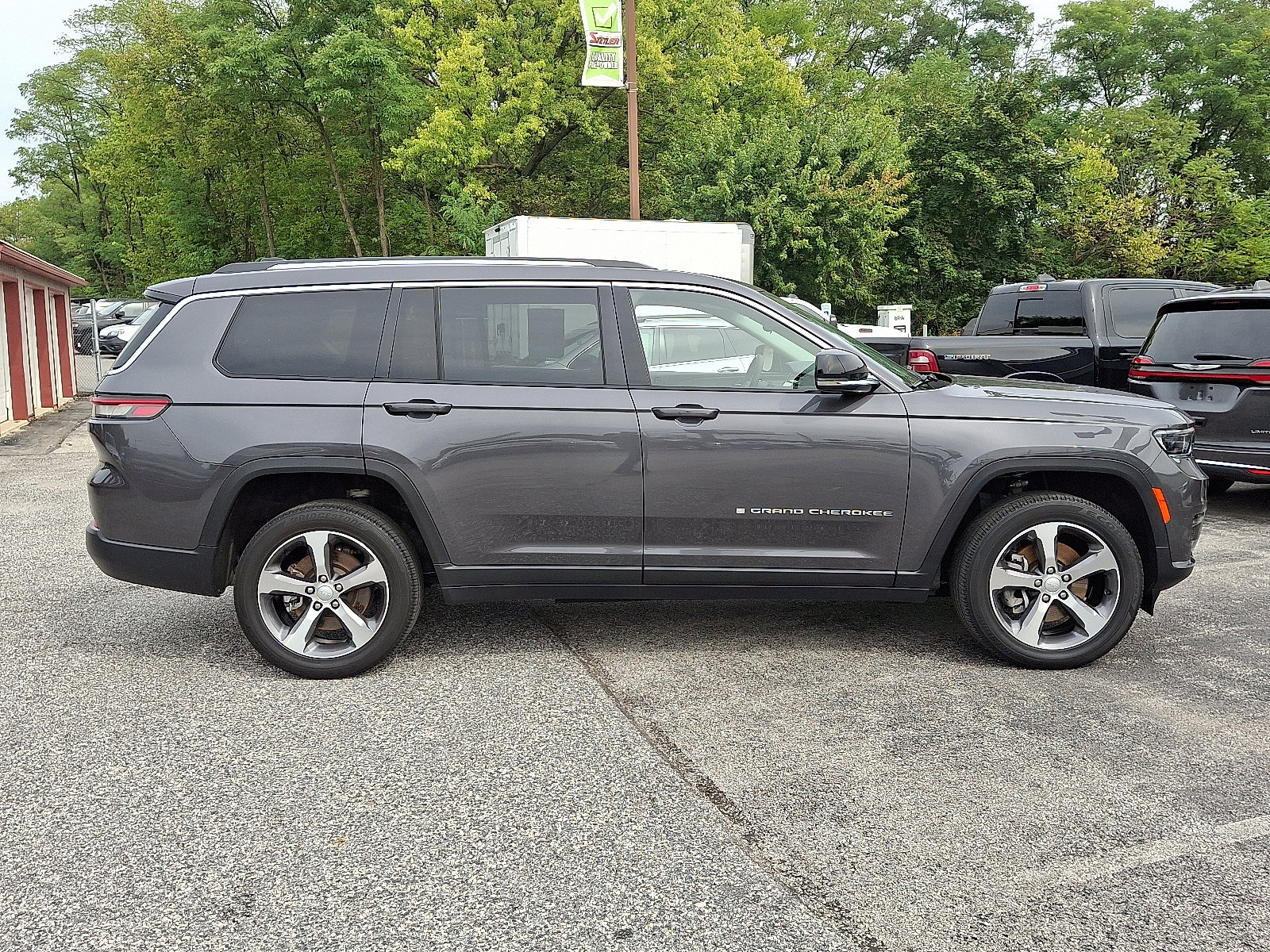 Used 2023 Jeep Grand Cherokee L Limited w/ Trailer Tow Group (B) image 9