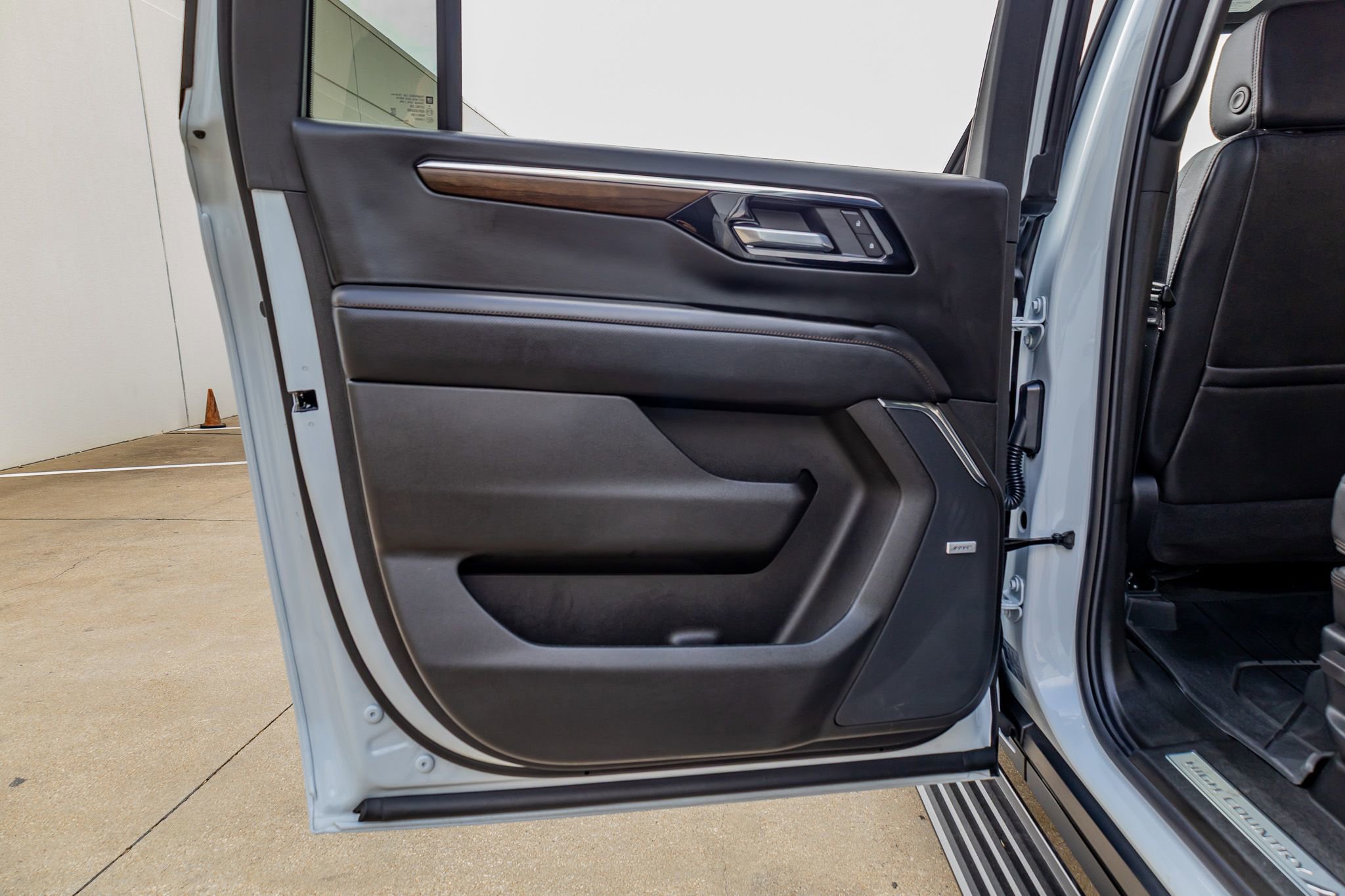 Used 2026 Chevrolet Suburban High Country AWD/4WD image 39