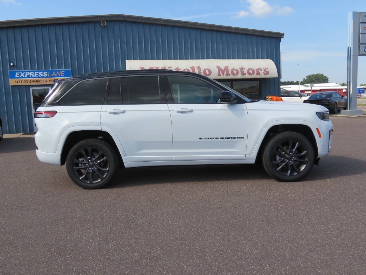 New 2026 Jeep Grand Cherokee Limited AWD/4WD image 2