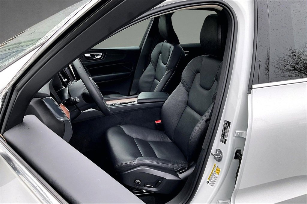 Used 2023 Volvo XC60 B5 Plus image 20