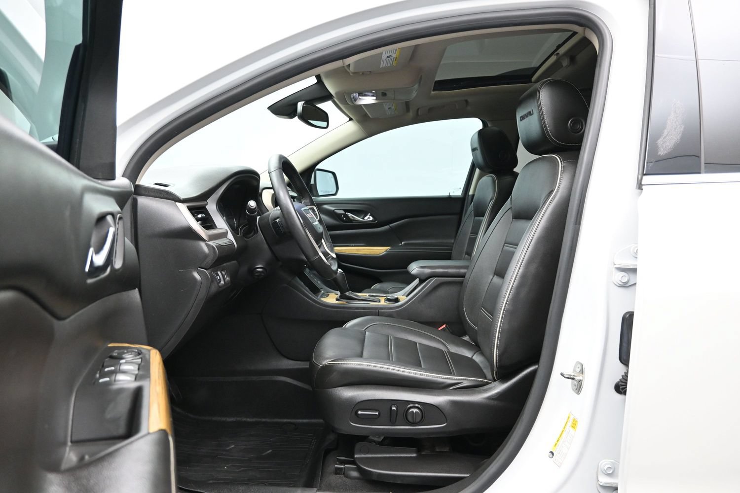 Used 2017 GMC Acadia Denali w/ Technology Package FWD image 9