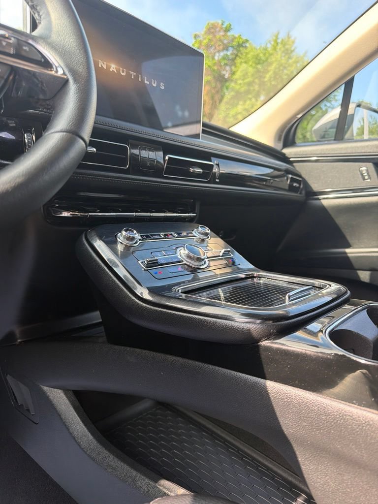 Used 2023 Lincoln Nautilus AWD w/ Premium Package image 9