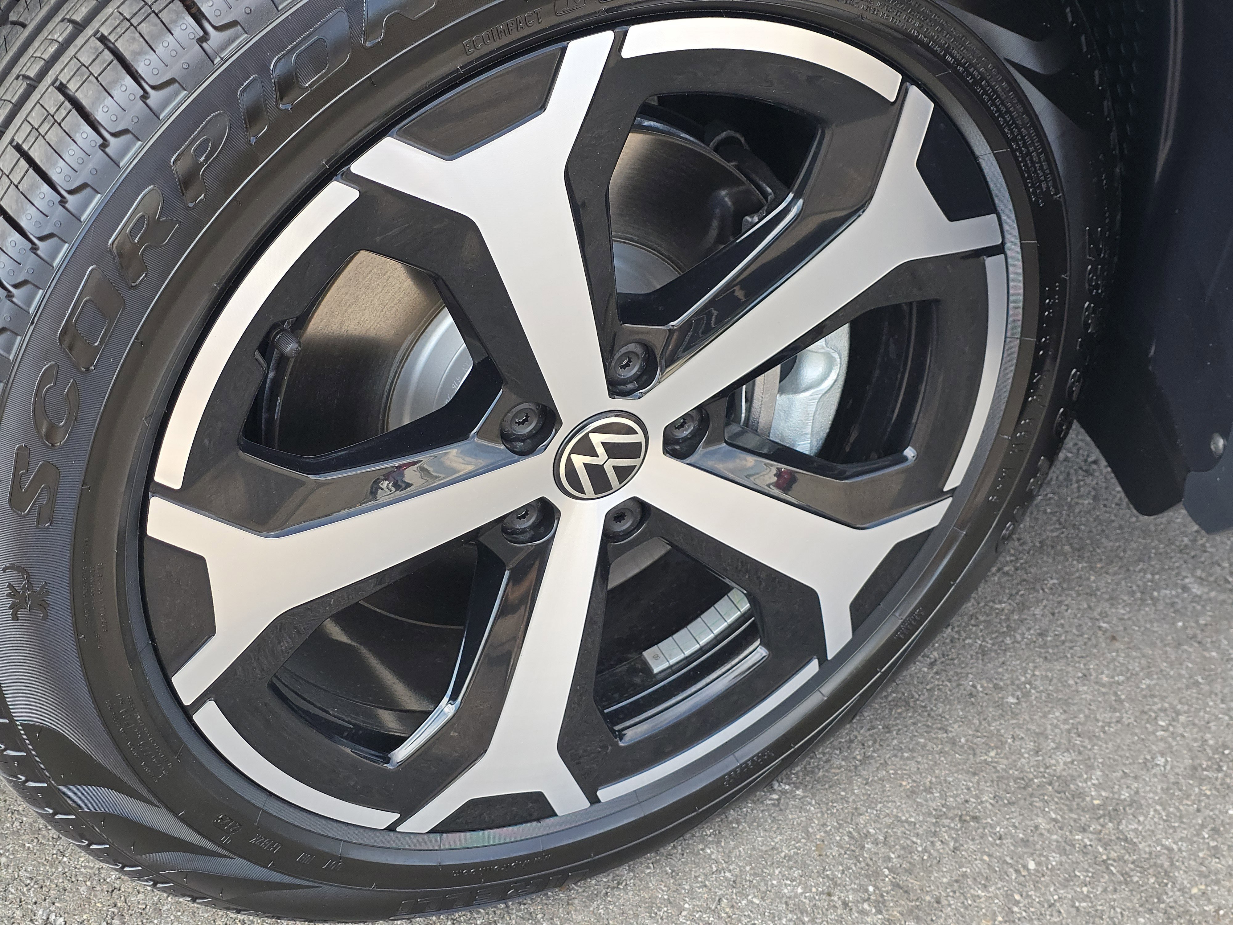 New 2025 Volkswagen Tiguan SE image 13