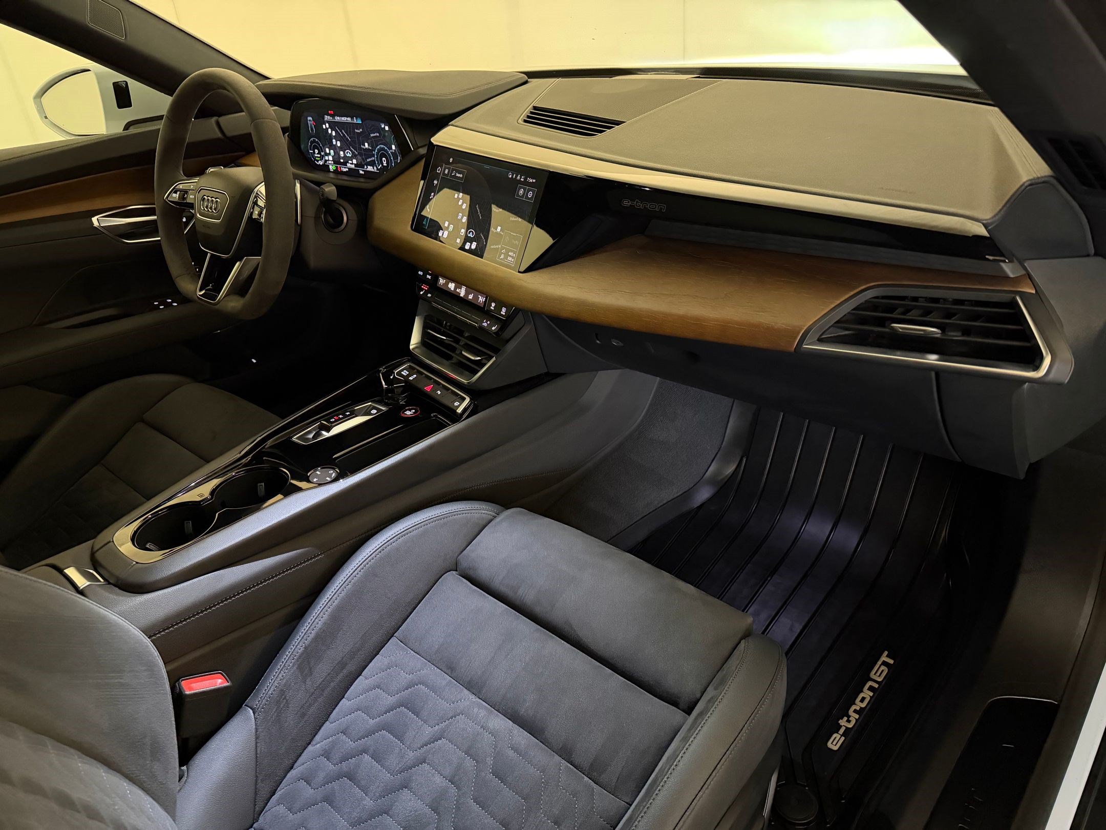 Used 2023 Audi e-tron GT Premium Plus AWD/4WD image 32