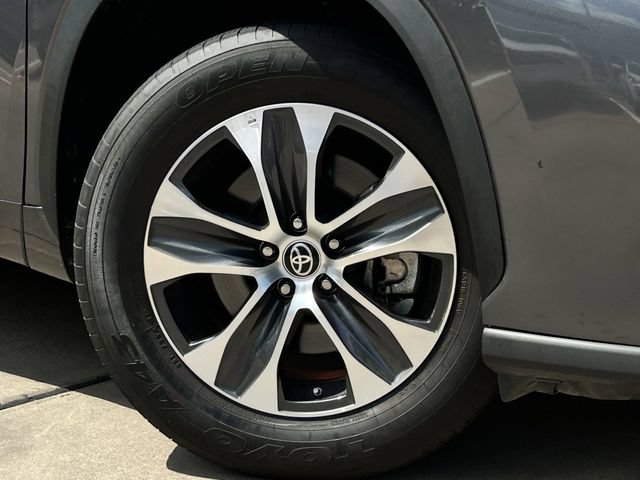 Used 2023 Toyota Highlander XLE FWD image 11