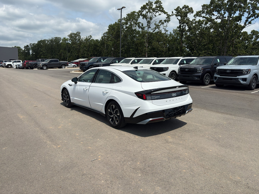 Used 2025 Hyundai Sonata SEL FWD image 2