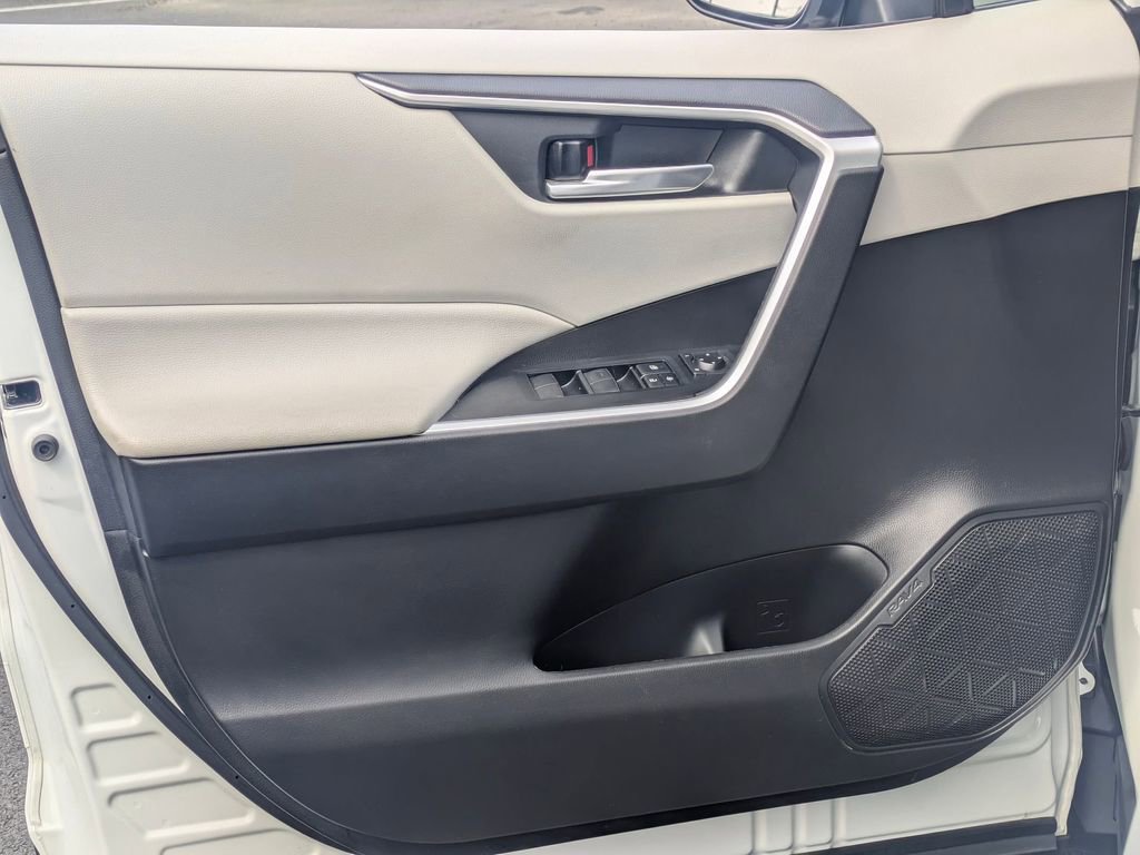 Used 2021 Toyota RAV4 XLE w/ Convenience Package image 13