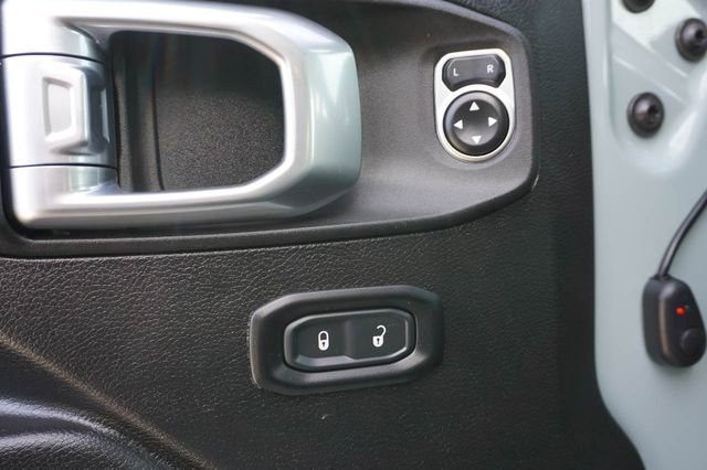 Used 2023 Jeep Gladiator Willys image 11