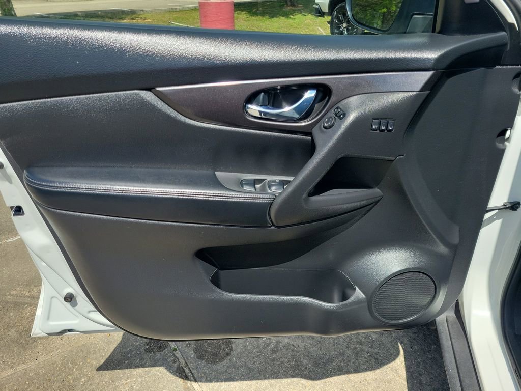 Used 2019 Nissan Rogue SV w/ Premium Package FWD image 9