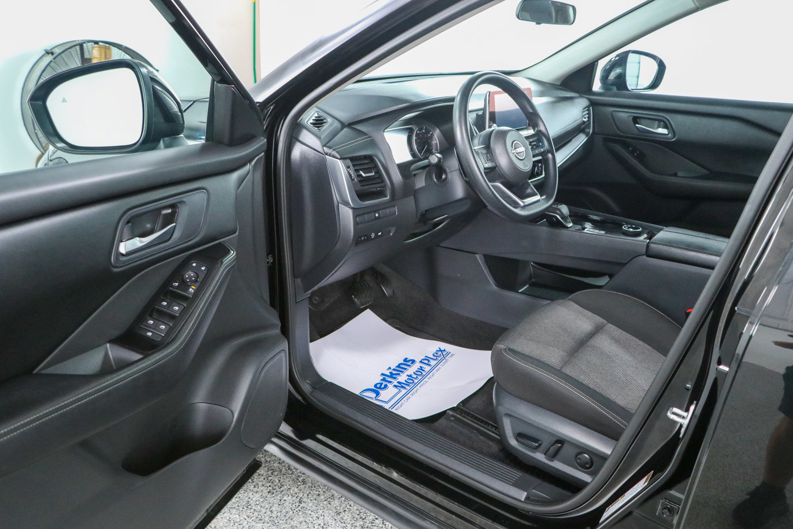 Used 2024 Nissan Rogue SV AWD/4WD image 3