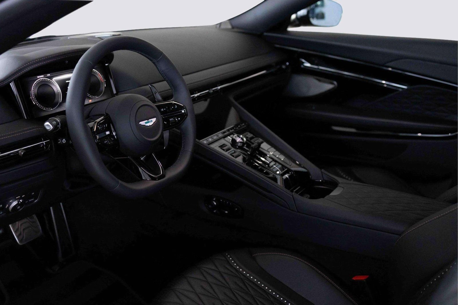 Used 2025 Aston Martin DB12 Convertible RWD image 30