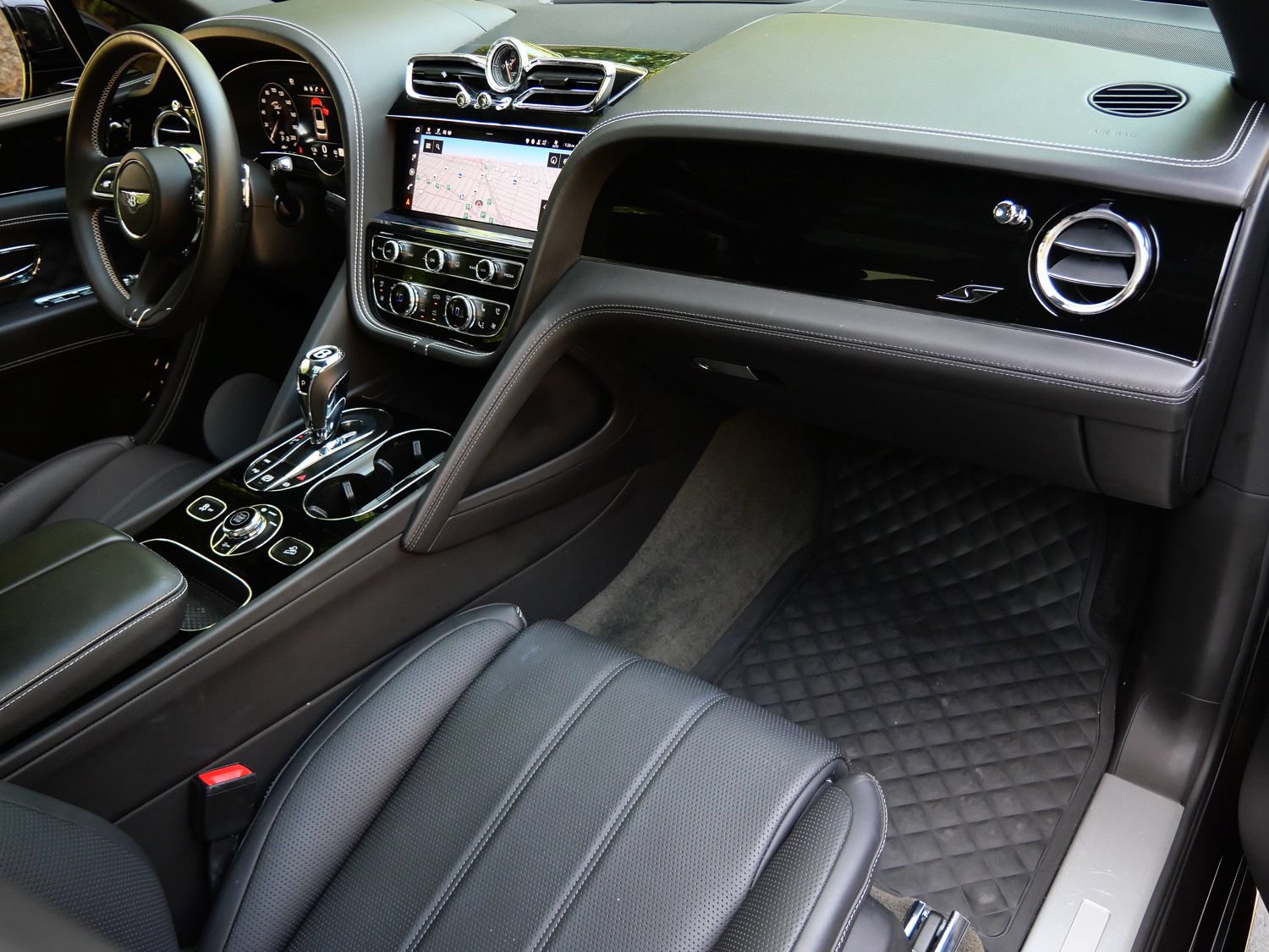 Used 2022 Bentley Bentayga AWD/4WD image 2