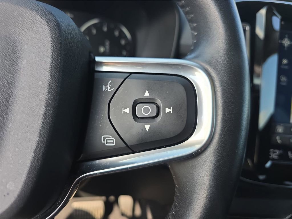 Used 2020 Volvo XC40 T5 Momentum image 18