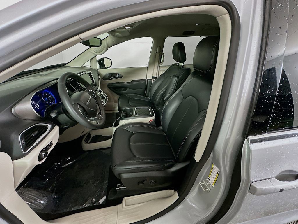 Certified 2024 Chrysler Pacifica Touring-L image 31