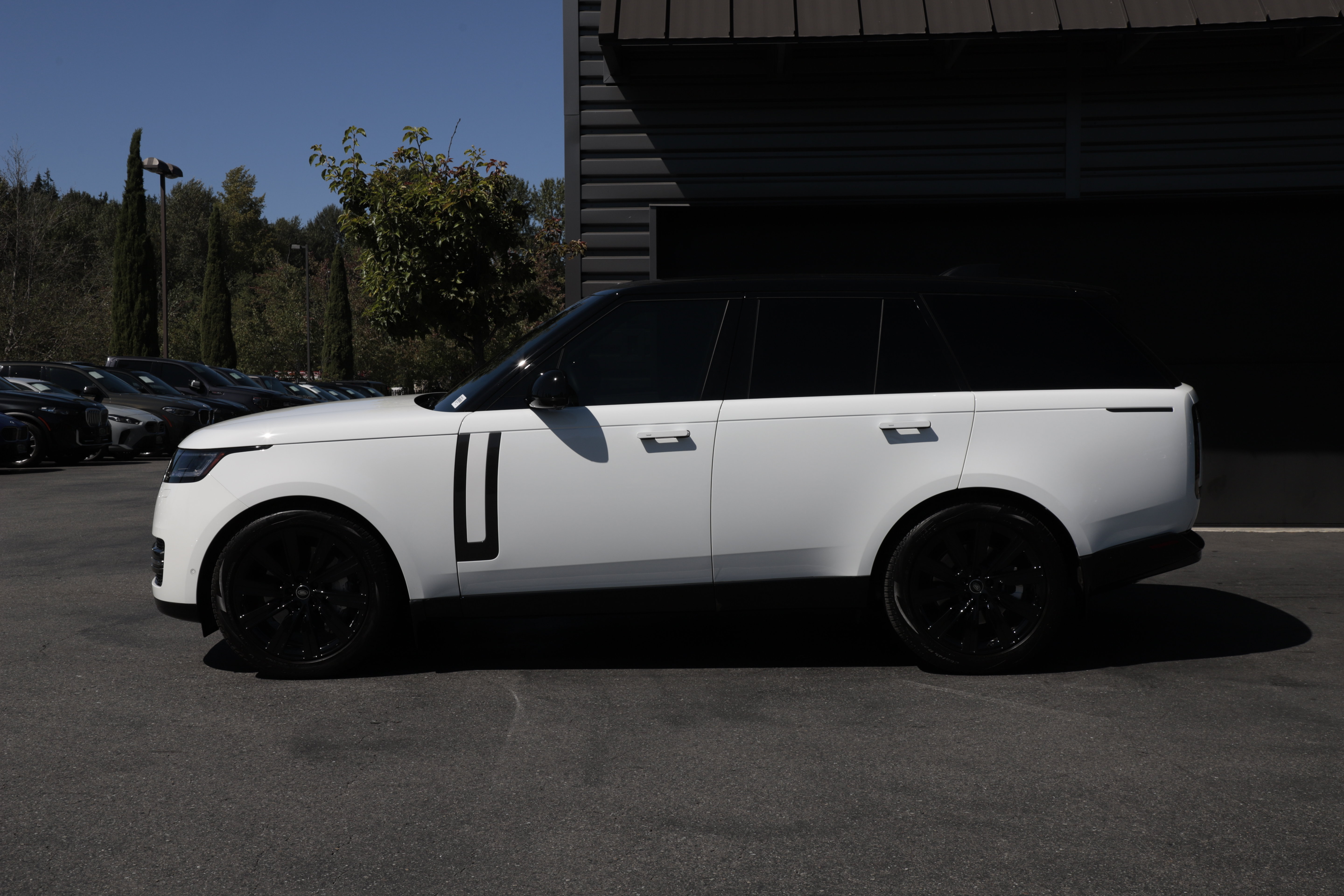 Certified 2025 Land Rover Range Rover SE AWD/4WD image 3