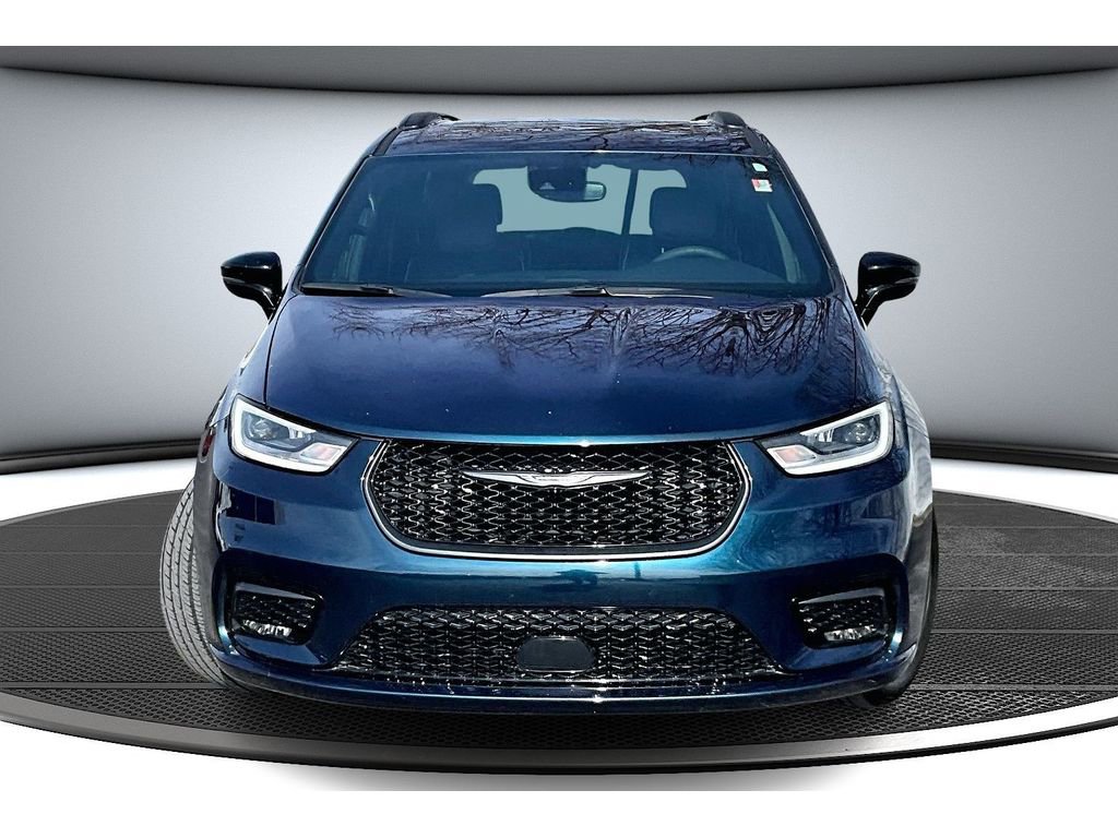 Used 2025 Chrysler Pacifica Limited image 4