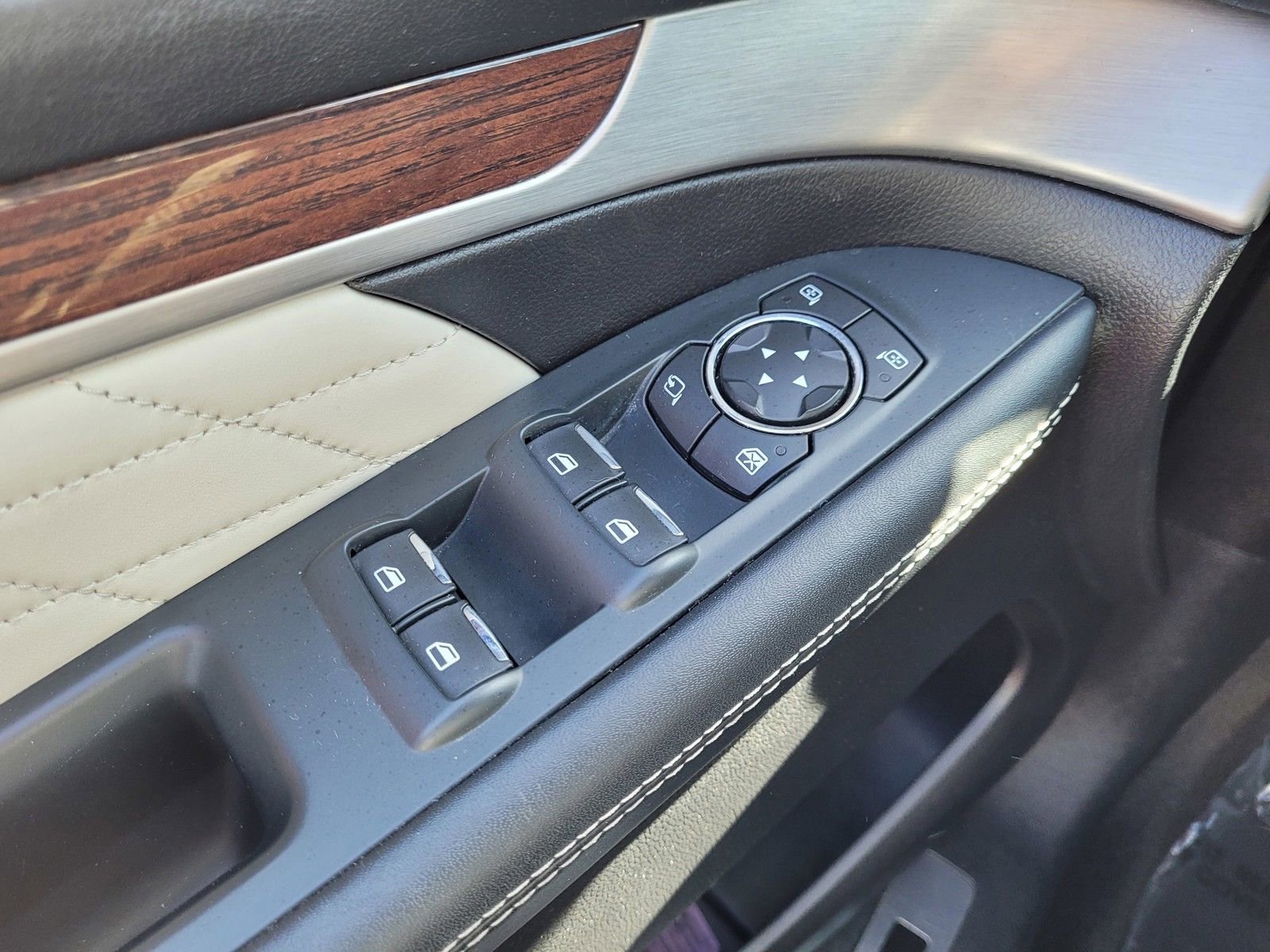 Used 2018 Ford Explorer Platinum image 17