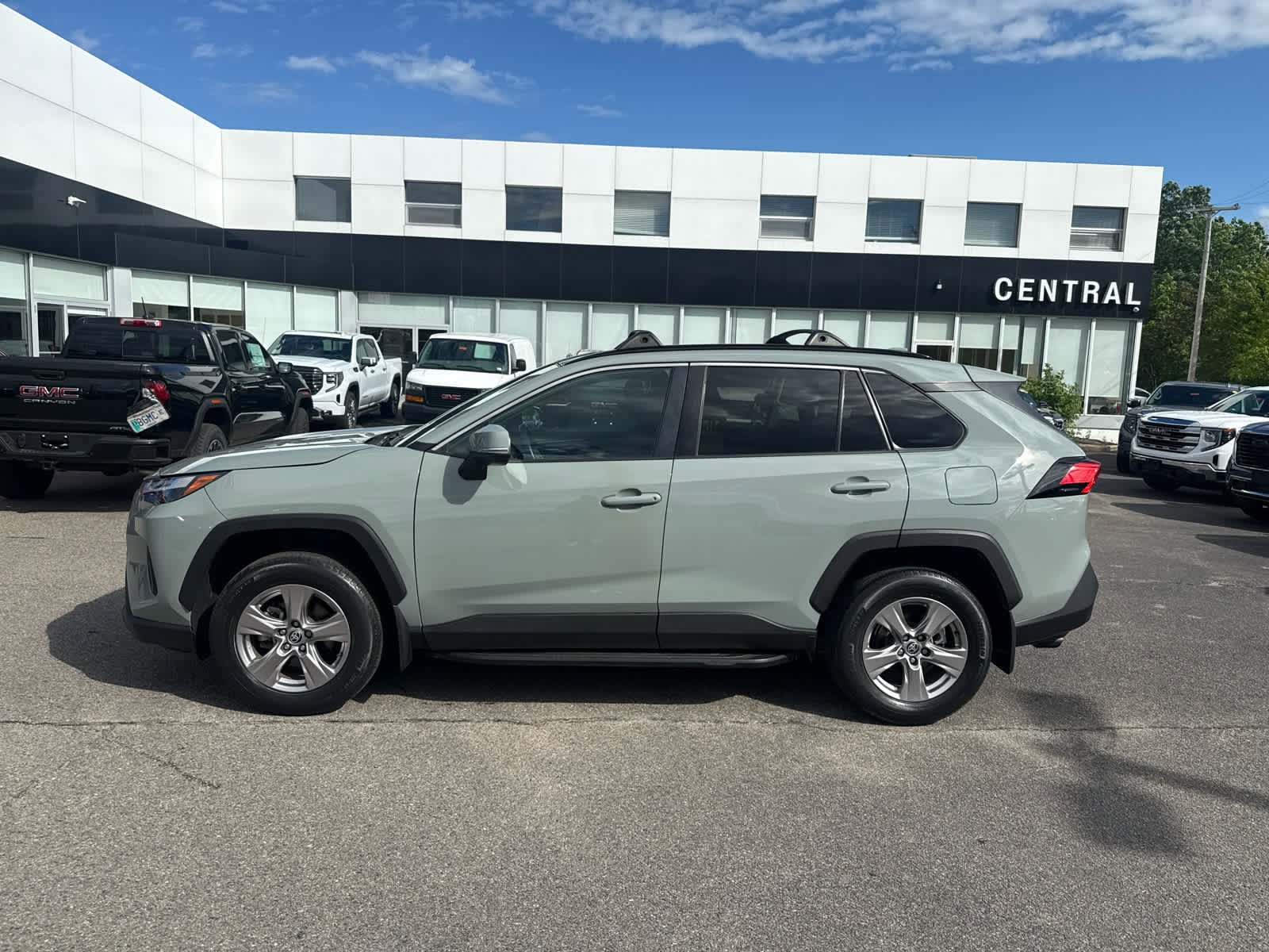 Used 2022 Toyota RAV4 XLE w/ Convenience Package AWD/4WD image 2