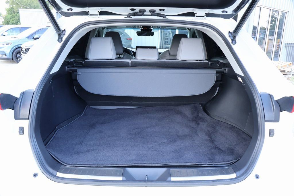 Used 2022 Toyota Venza XLE image 24