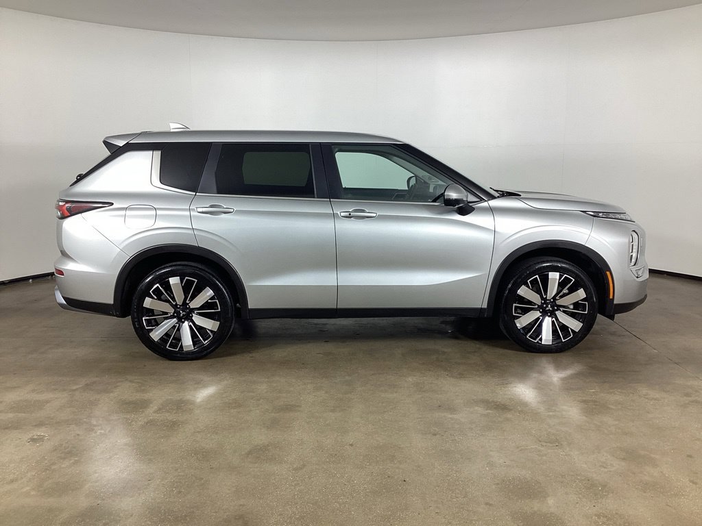 Used 2025 Mitsubishi Outlander SE AWD/4WD image 4
