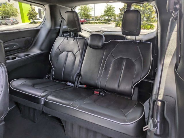 Used 2022 Chrysler Pacifica Limited w/ Uconnect Theater Family Group FWD image 16