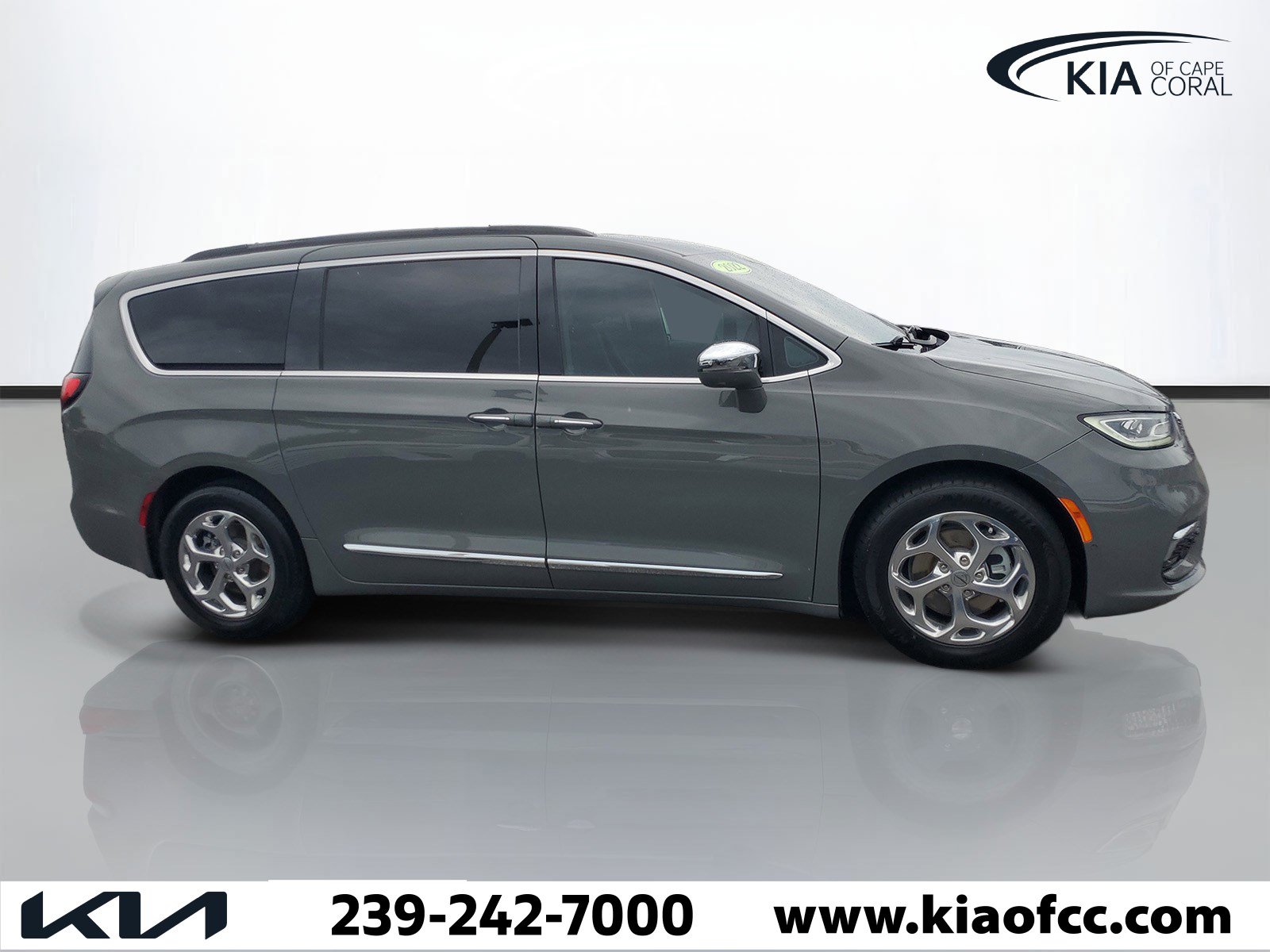 Used 2022 Chrysler Pacifica Limited FWD image 3