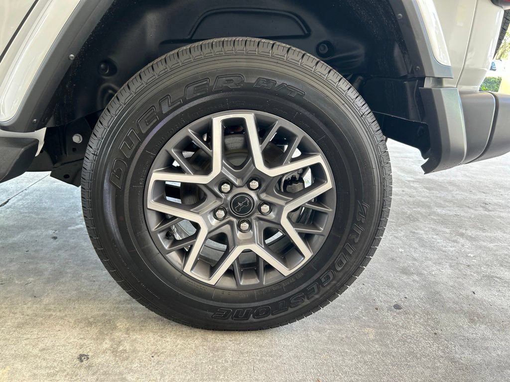 Used 2025 Jeep Wrangler Unlimited Sahara AWD/4WD image 18