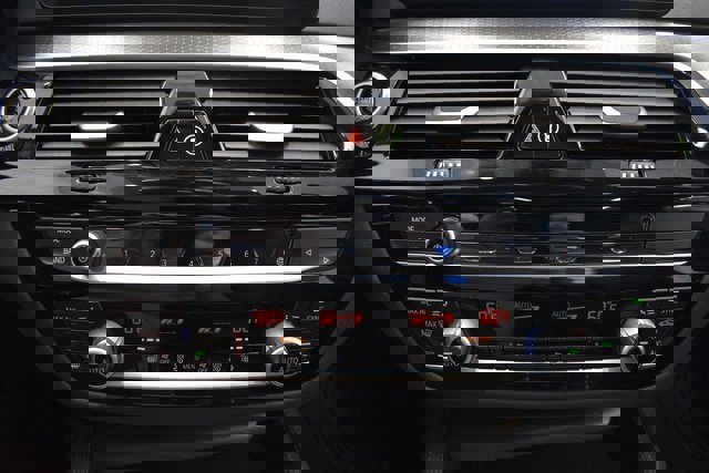 Used 2022 BMW 540i xDrive w/ M Sport Package image 30