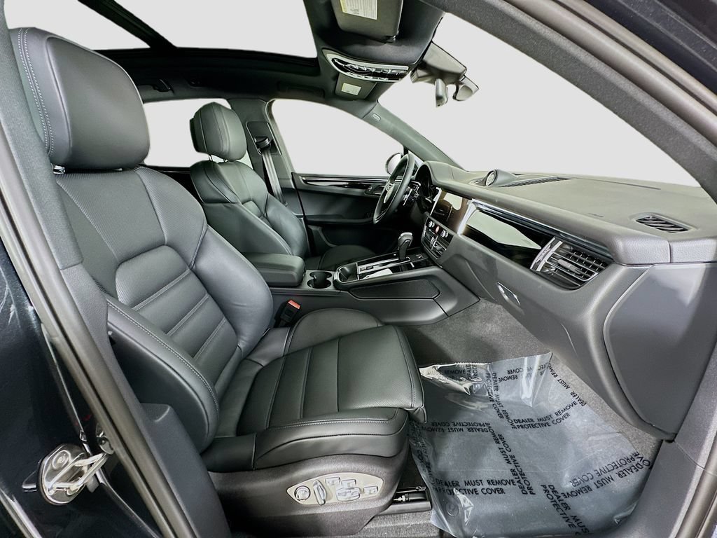 Certified 2026 Porsche Macan AWD/4WD image 31