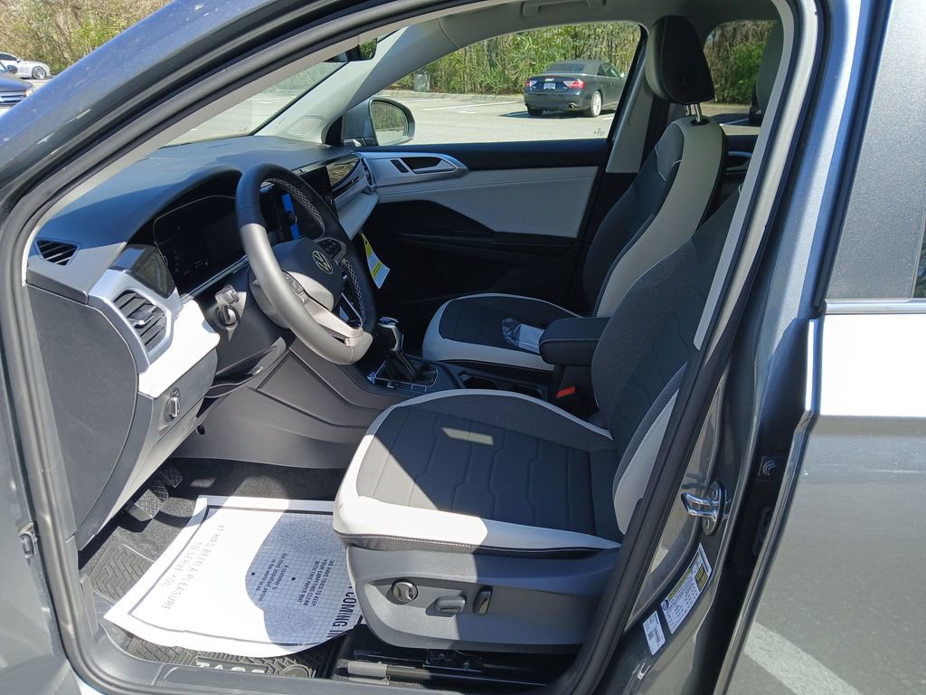 New 2026 Volkswagen Taos SE FWD image 9