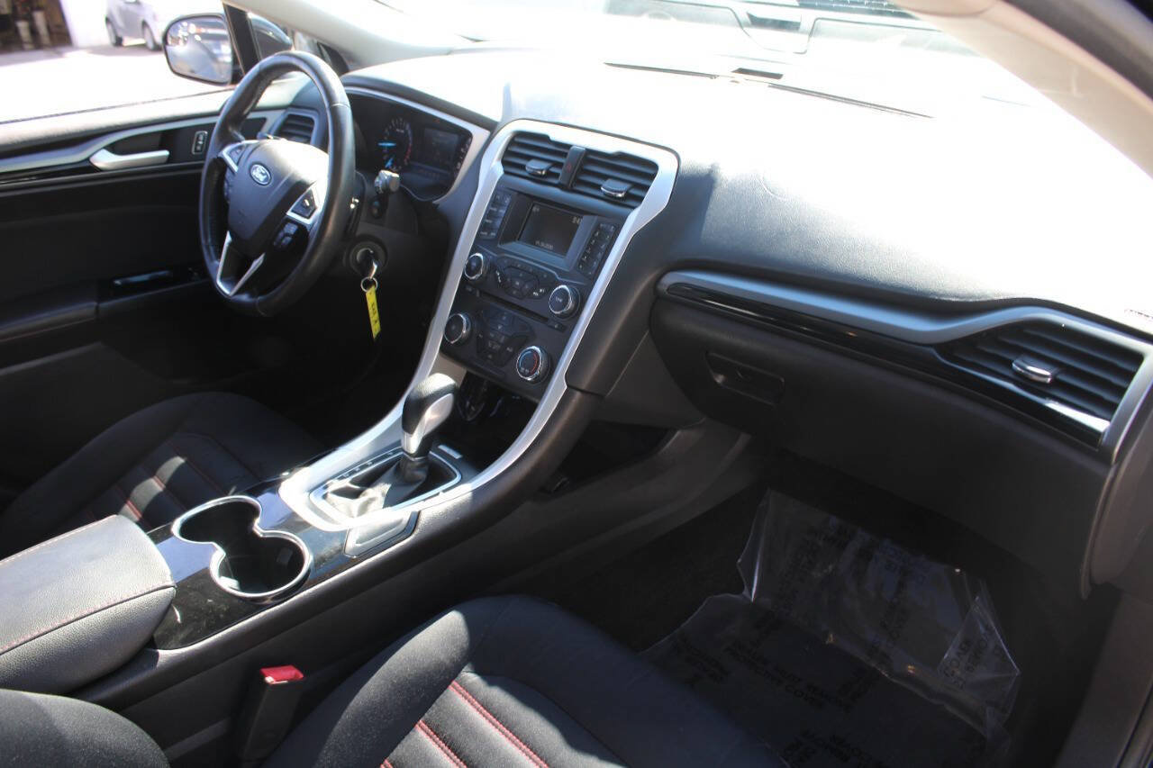 Used 2015 Ford Fusion SE w/ Equipment Group 201A FWD image 13
