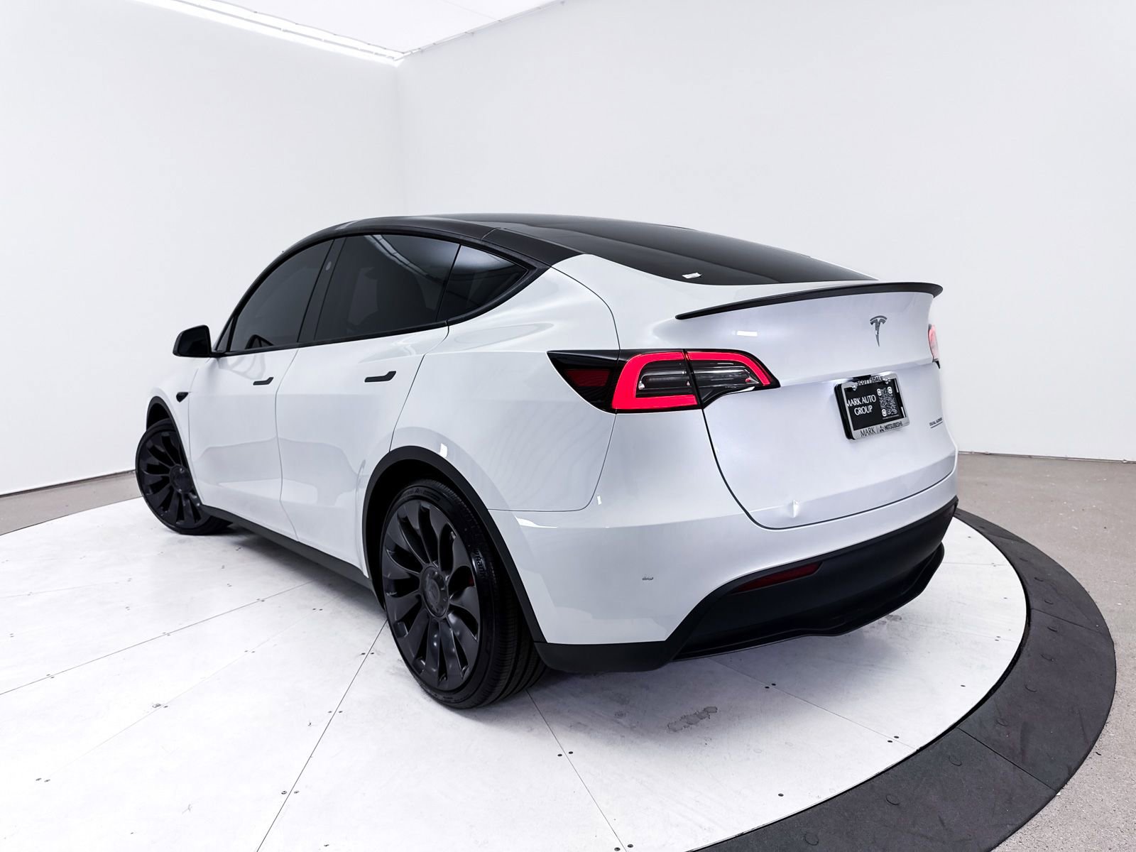 Used 2024 Tesla Model Y Performance image 2