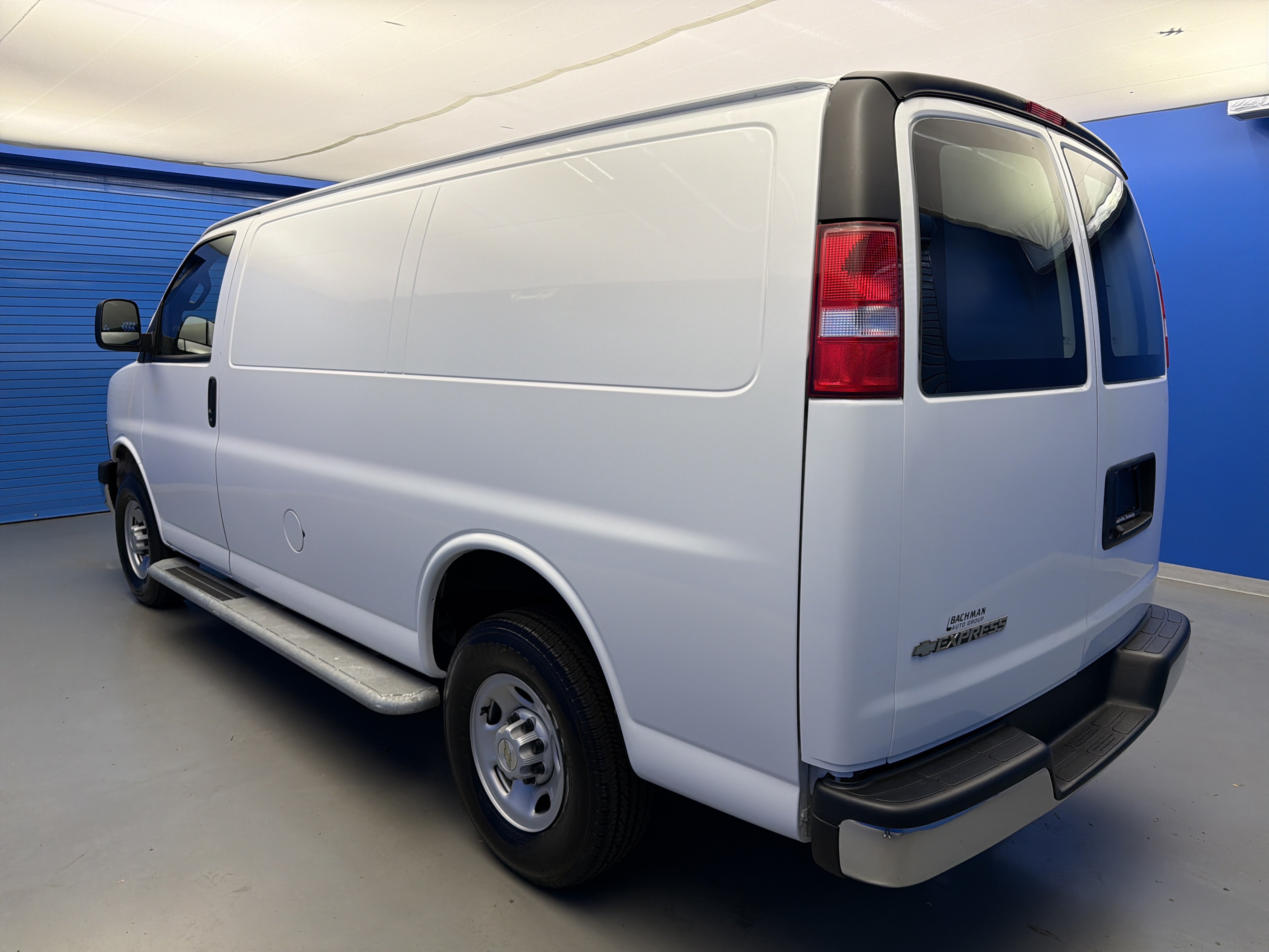 Used 2024 Chevrolet Express 2500 w/ Driver Convenience Package RWD image 5