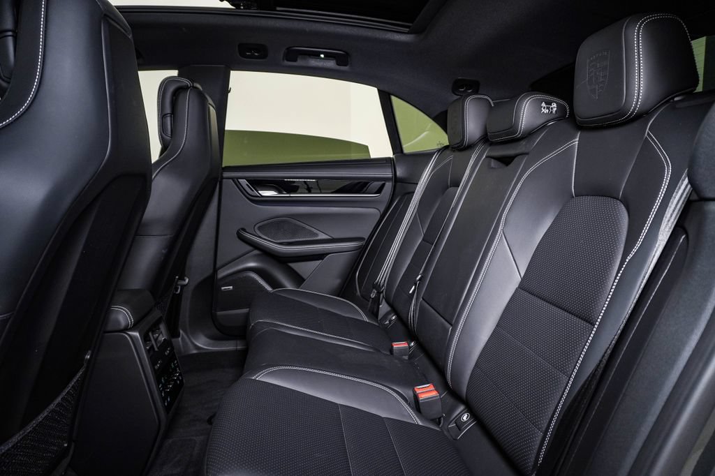 Certified 2025 Porsche Macan 4S Electric AWD/4WD image 17