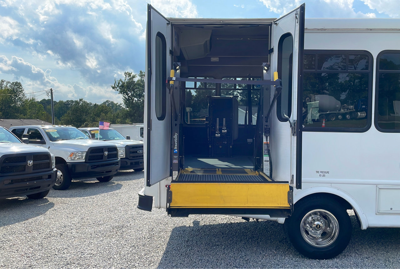 Used 2015 Chevrolet Express 3500 w/ Shuttle Bus Package RWD image 40