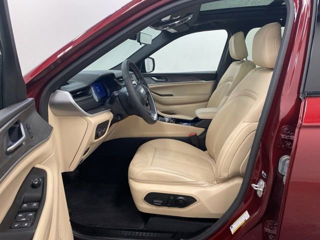 Used 2023 Jeep Grand Cherokee Limited w/ Luxury Tech Group II image 9