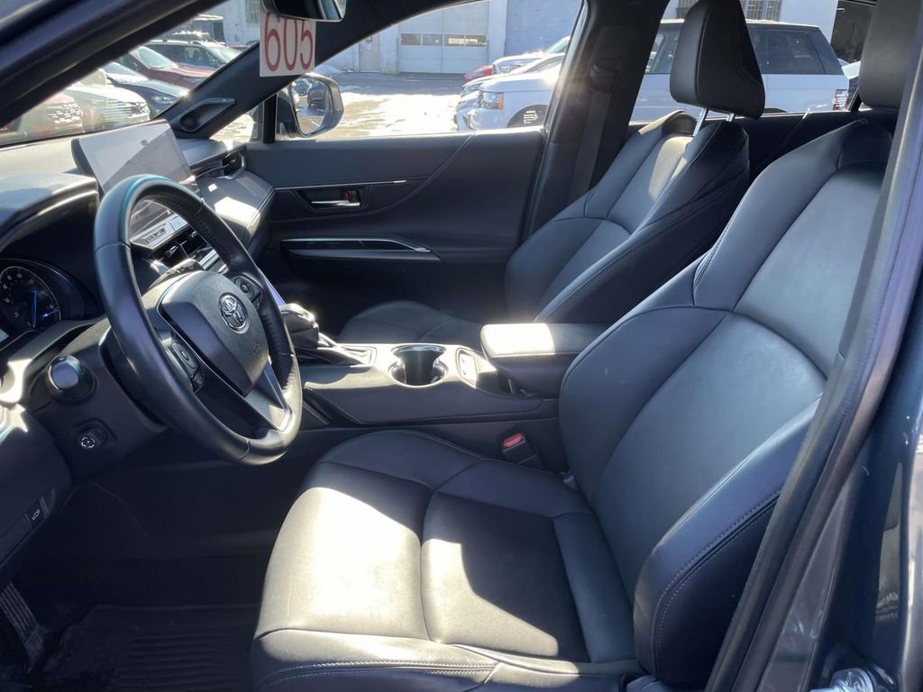 Used 2023 Toyota Venza XLE image 13