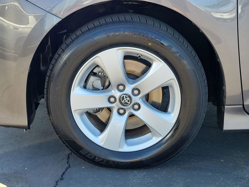 Used 2018 Toyota Sienna LE w/ Carpet Mat Package image 30