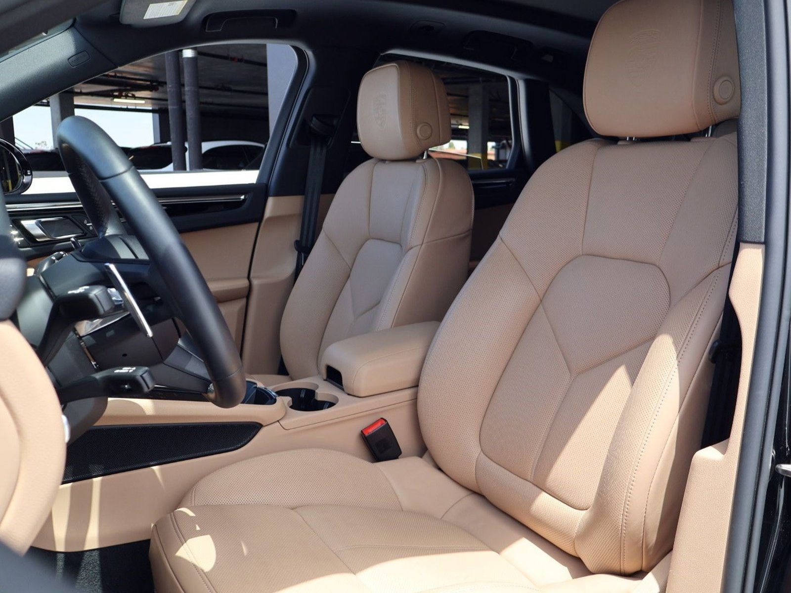 Certified 2025 Porsche Macan AWD/4WD image 5