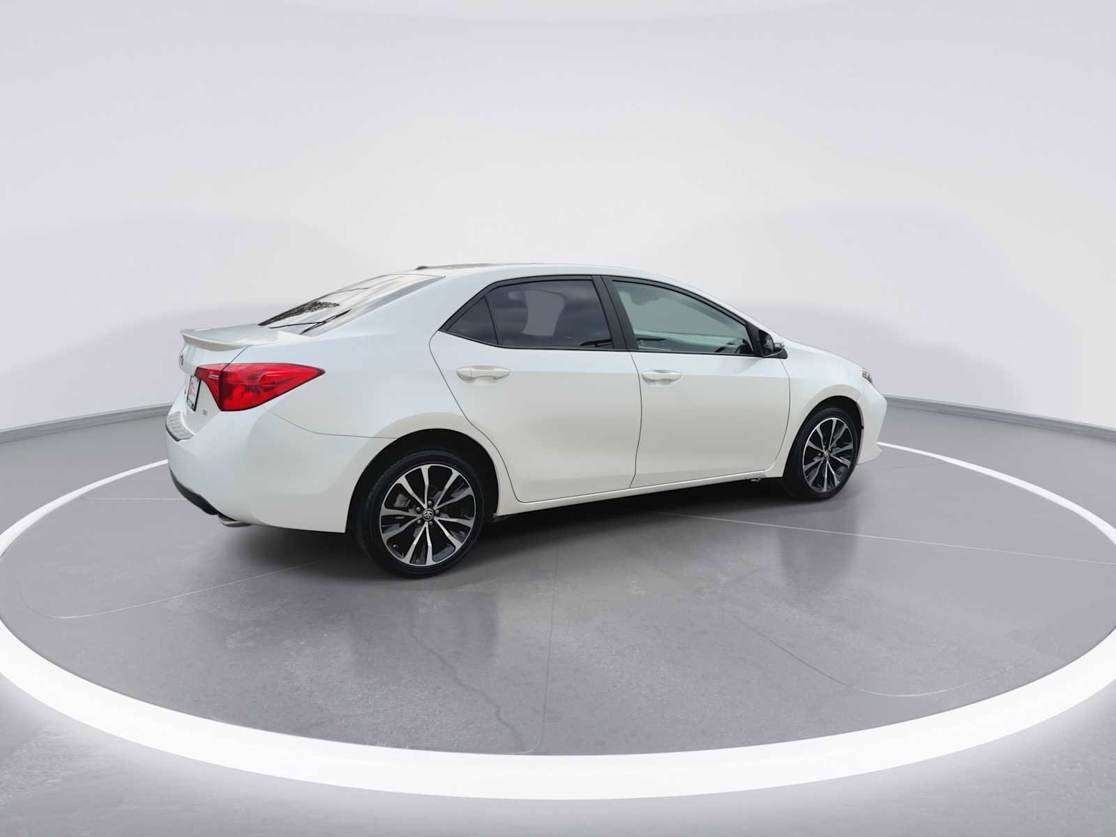 Used 2017 Toyota Corolla SE w/ SE Premium Package image 8
