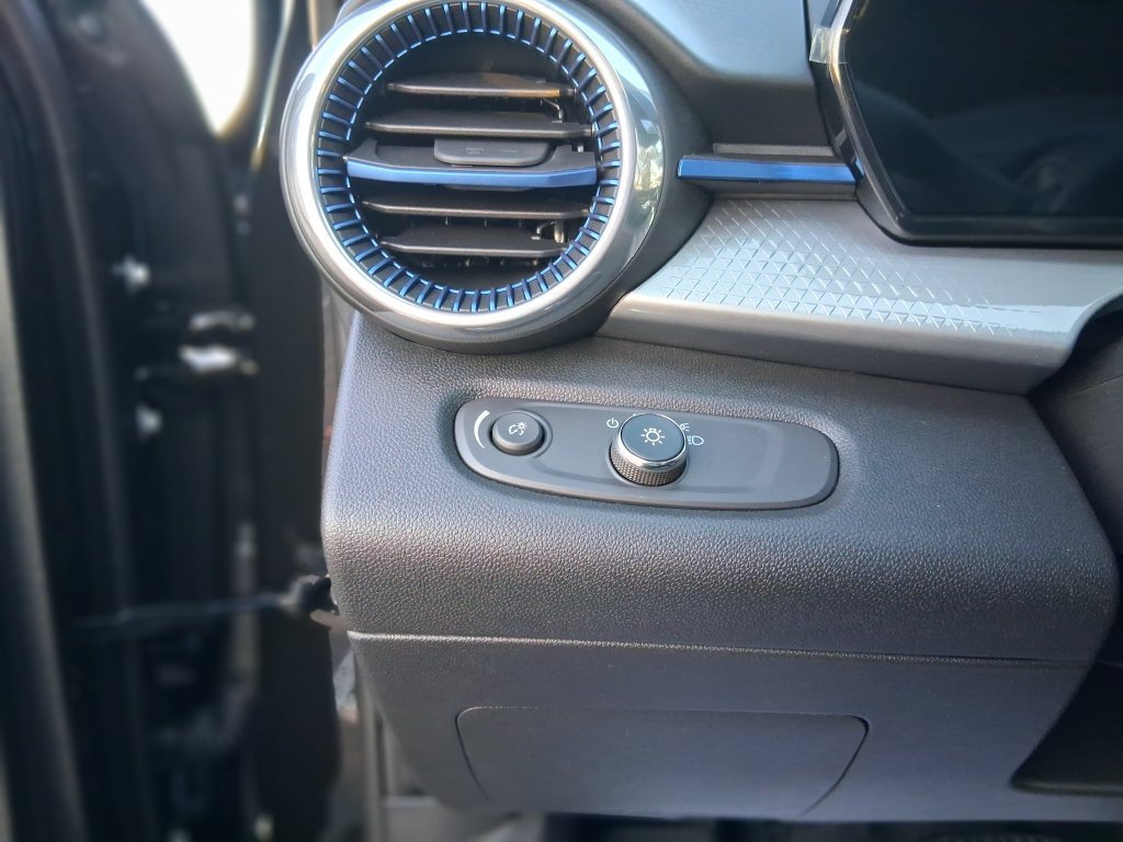 New 2026 Chevrolet Trax LT w/ Sunroof Package FWD image 29