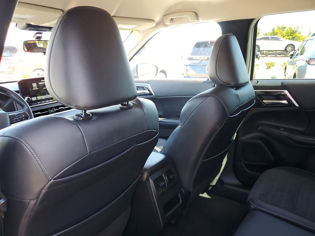 Used 2023 Mitsubishi Outlander SE image 12
