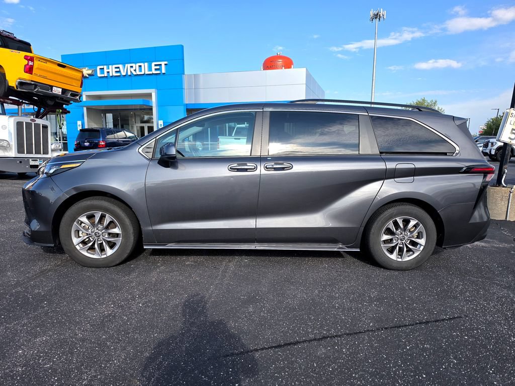 Used 2025 Toyota Sienna XLE FWD image 3