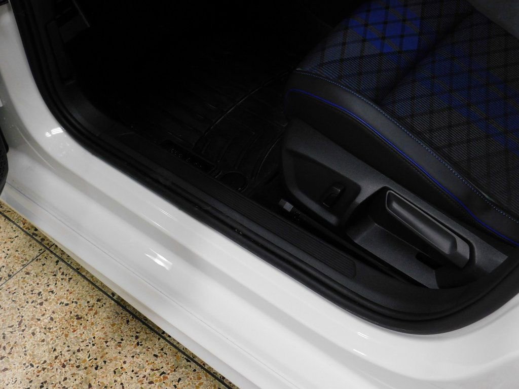 Used 2025 Volkswagen Golf R image 30