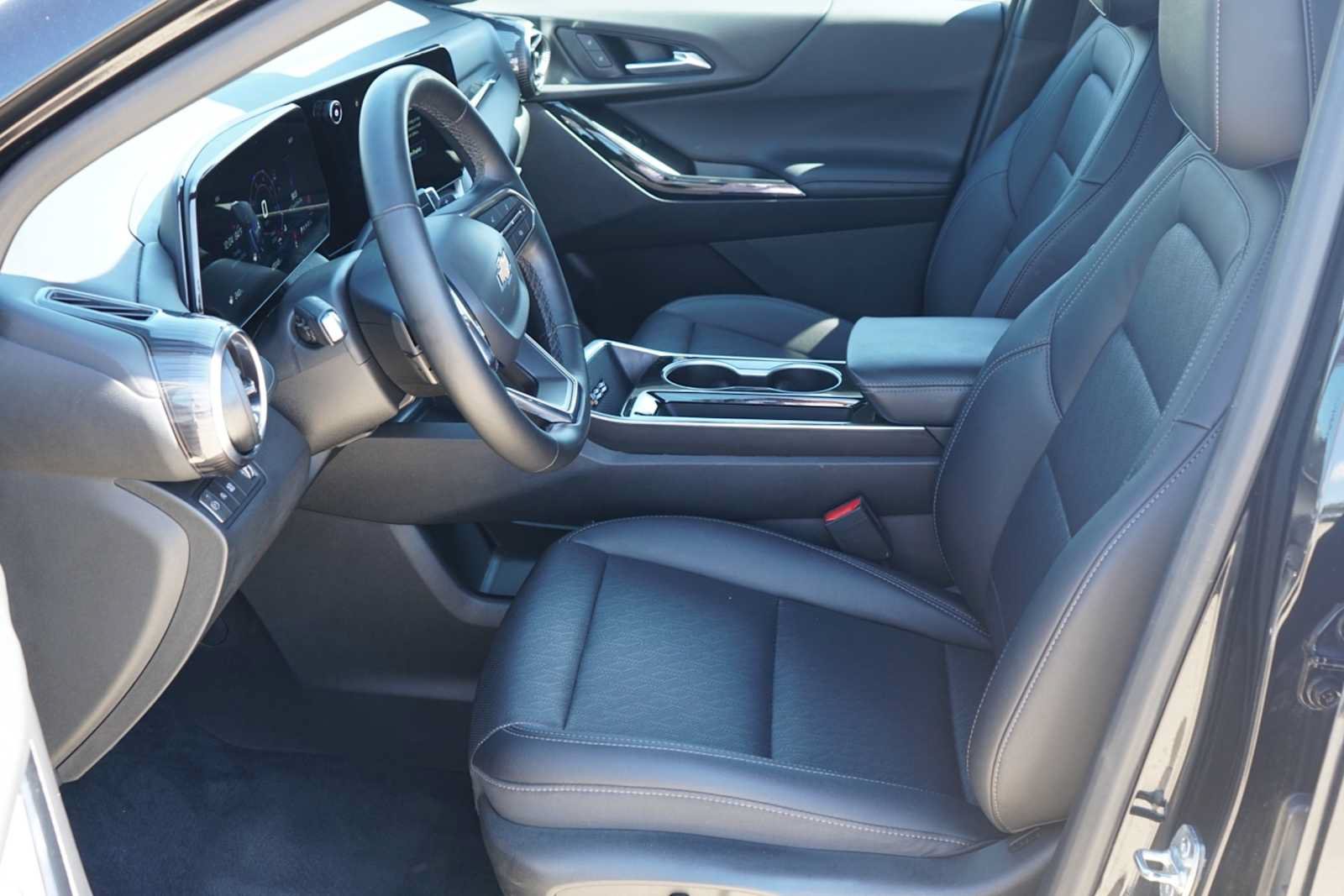 Used 2025 Chevrolet Equinox LT w/ Convenience Package II FWD image 9
