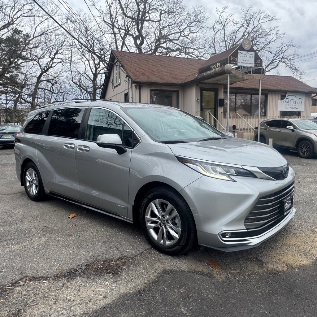 Used 2021 Toyota Sienna Limited image 7
