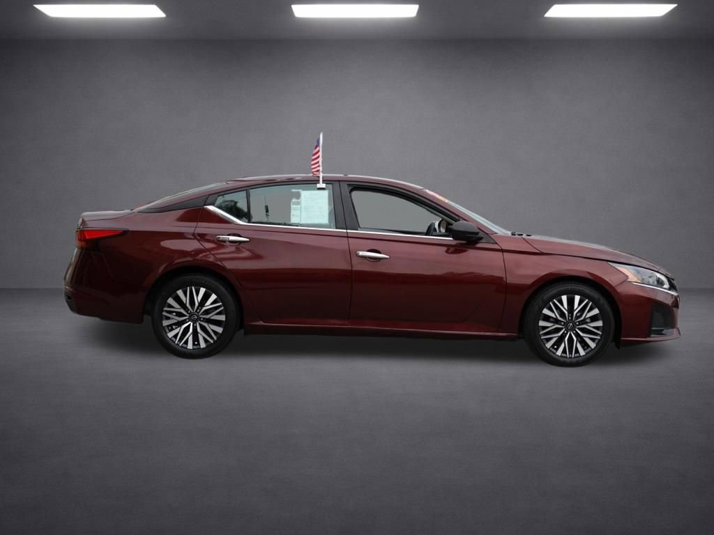 Used 2024 Nissan Altima 2.5 SV image 3