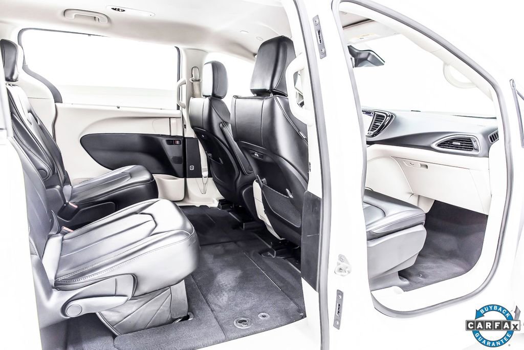 Used 2023 Chrysler Pacifica Touring-L image 31